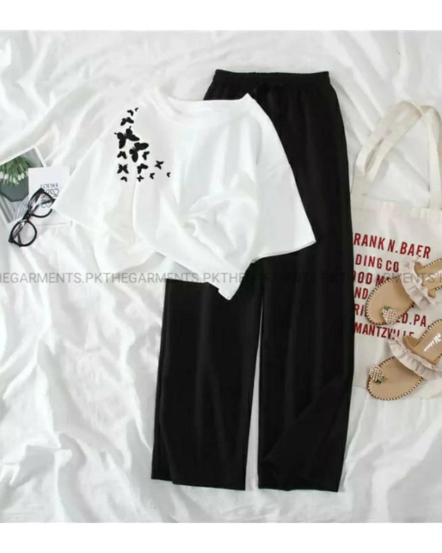 SHOULDER BUTTERFLY WHITE TSHIRT WITH BLACK FLAPPER