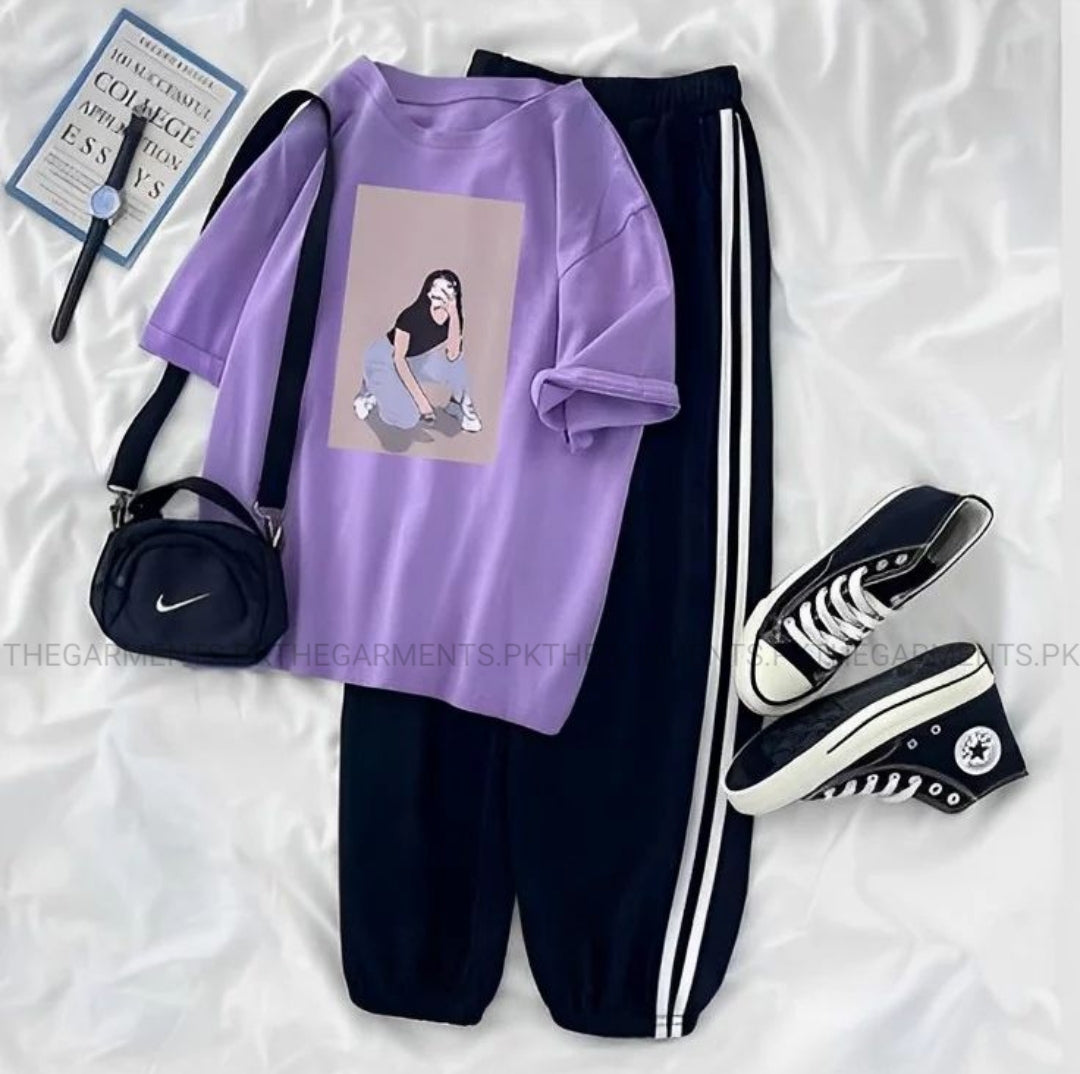 CAMERA SITTING GIRL LILAC TSHIRT WITH THREE STRIPE TROUSER