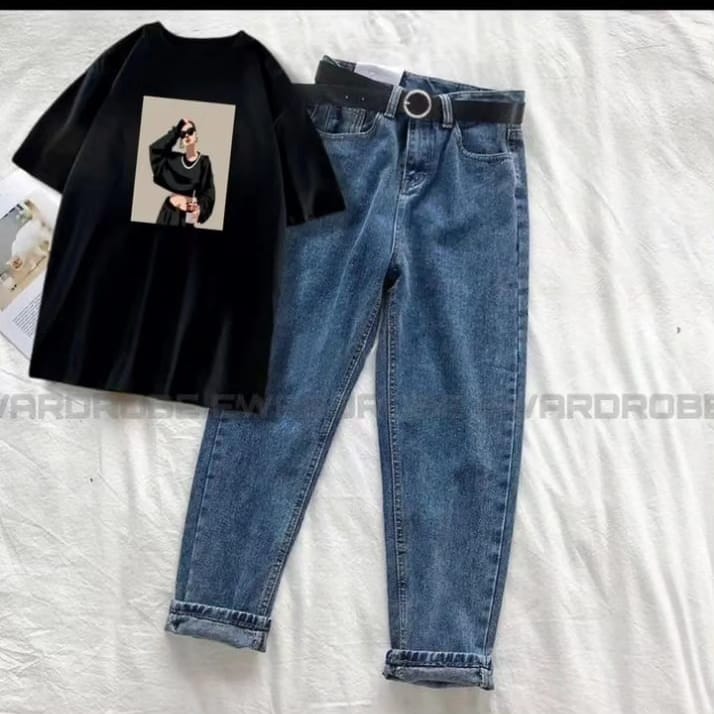 BLACK TEE NECKLACE GIRL WITH MID BLUE MOM JEANS